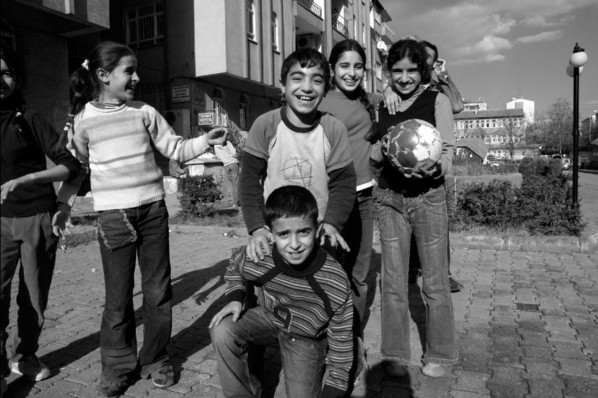 Groupe d’enfants jouant ensemble à Diyarbakır